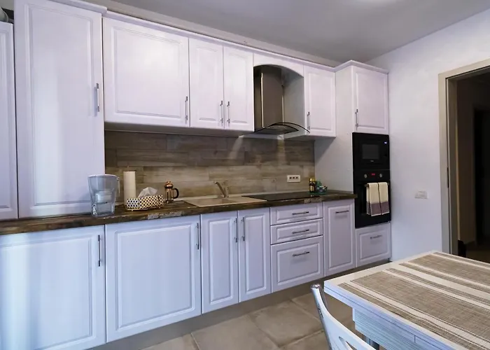 Transylvanian Apt. W/ Lrg. Terrace And Parking - Karpatenhaus Brasov